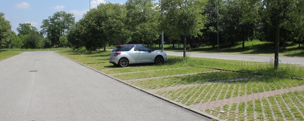 La zona del parcheggio accanto al cimitero di Seregno dove sarebbe avvenuto il sequestro lampo