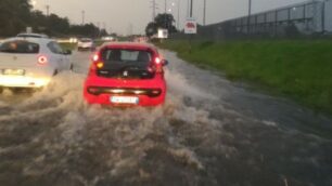 Monza, viale delle industrie allagato dalla pioggia martedì 14 giugno (foto Apicella)