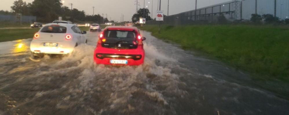 Monza, viale delle industrie allagato dalla pioggia martedì 14 giugno (foto Apicella)