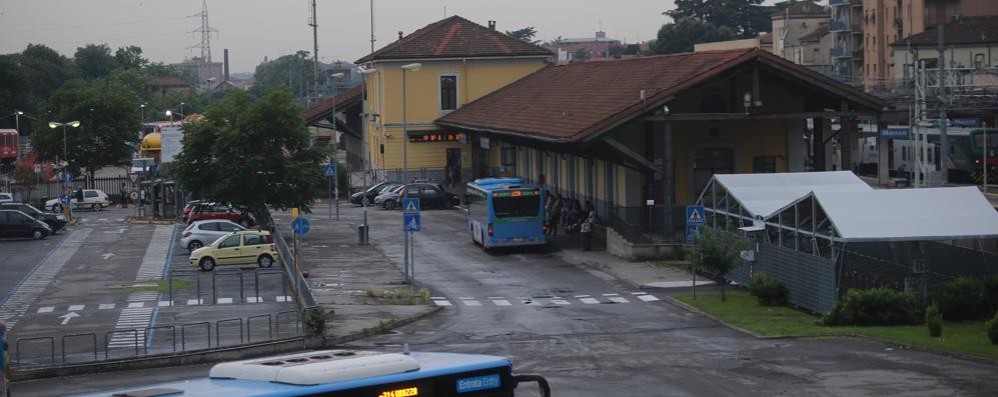 L’uscita della stazione di Monza su piazza Castello