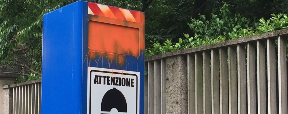 Monza, la colonnina per l’autovelox di viale Brianza imbrattata durante la notte
