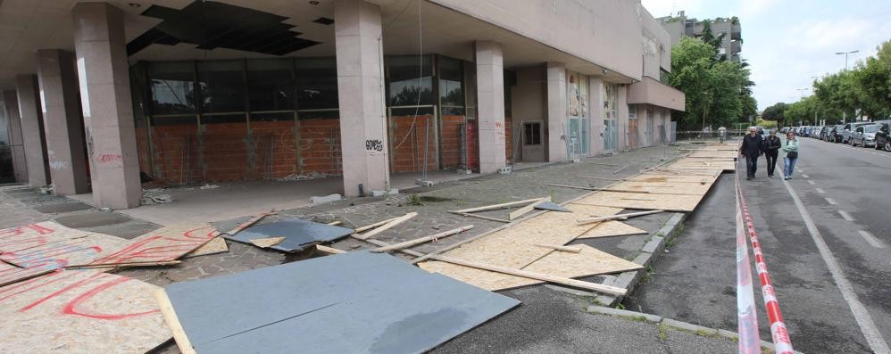 Monza Atti vandalici cine teatro Maestoso