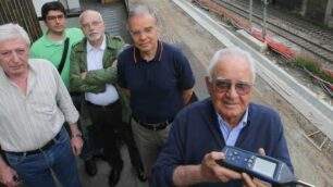 Monza lavori ferrovia, alcuni residenti di via San Gottardo con il rilevatore dei decibel