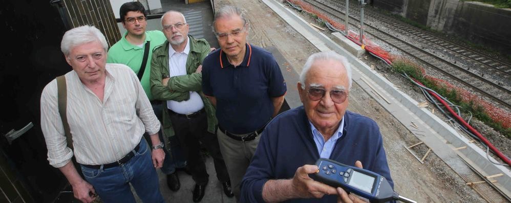 Monza lavori ferrovia, alcuni residenti di via San Gottardo con il rilevatore dei decibel