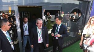 Roberto Maroni e dietro di lui Fabrizio Sala all’uscita dal motor home di Berni Ecclestone a Monza