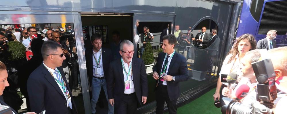 Roberto Maroni e dietro di lui Fabrizio Sala all’uscita dal motor home di Berni Ecclestone a Monza