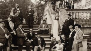 Guido Marangoni è il terzo da destra. Fotografia scattata durante la II Mostra internazionale delle arti decorative, 1923