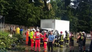 Besana Brianza, il camion e il ramo spezzato dal vento - foto Botto Rossa