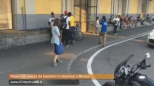Rissa con mazza da baseball in stazione a Monza