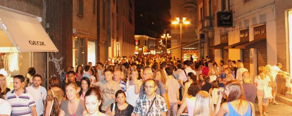 Seregno- giovedì lunghi Nei mesi di giugno e luglio in centro città c'è l'apertura serale dei negozi