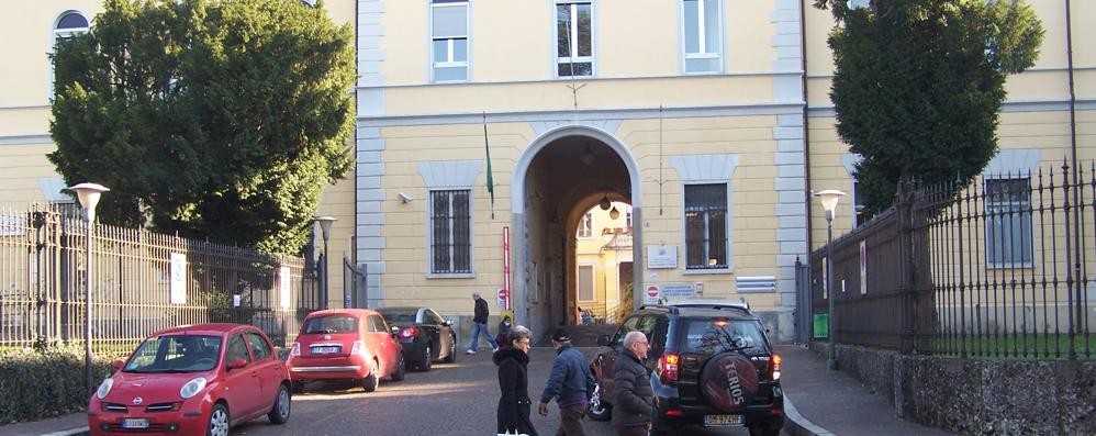 Seregno - L'ingresso dell'ospedale Trabattoni-Ronzoni di via Verdi, che ospita la guardia medica