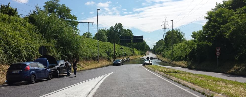 Allagamenti nel Vimercatese: la tangenziale di Usmate Velate - foto Galbiati