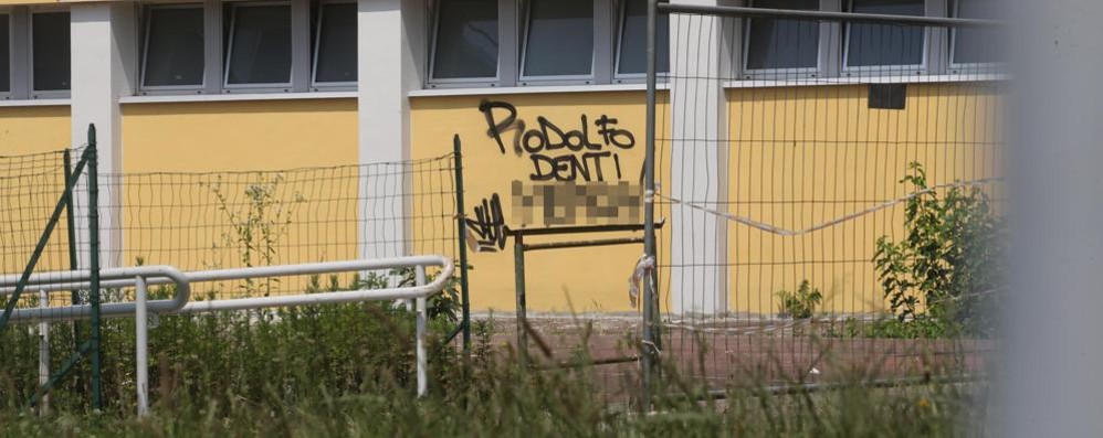 Monza, la scritta sul muro della scuola contro il dirigente del Frisi