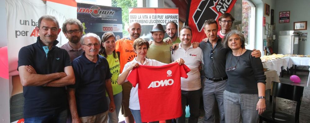 La presentazione di AdmoRun 2016. Davide Santini con la maglia arancione.