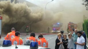 Il fumo denso dell’incendio a Meda