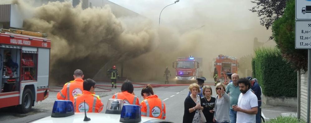 Il fumo denso dell’incendio a Meda