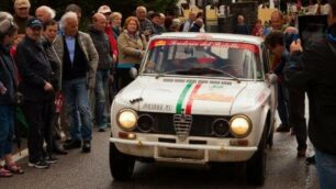 Rally Pechino-Parigi 2016: la Giulia Alfa Romeo del Portello al passaggio da San Martino di Castrozza - foto Portello