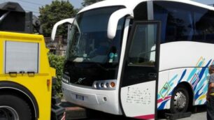 L’autobus rimosso in piazza Castello, a Monza