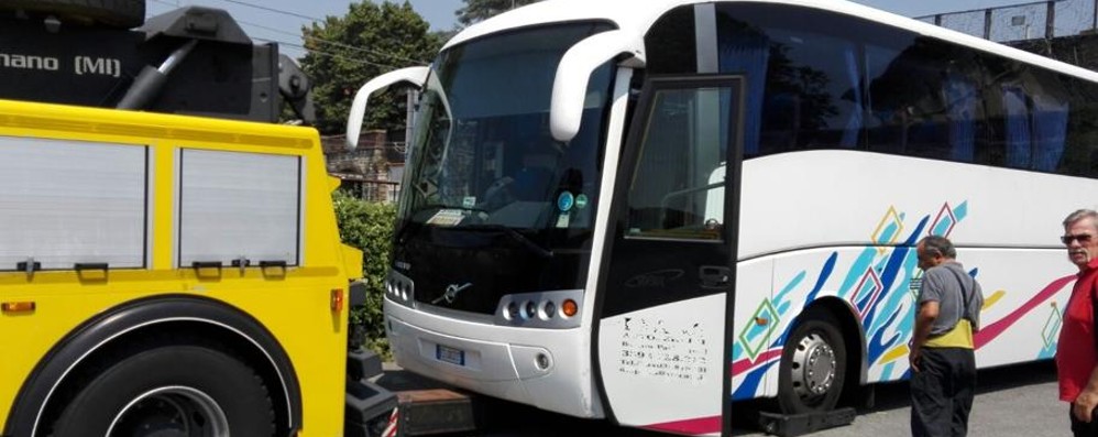 L’autobus rimosso in piazza Castello, a Monza