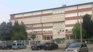 Il parcheggio davanti alla scuola di Arcore dove è successo tutto