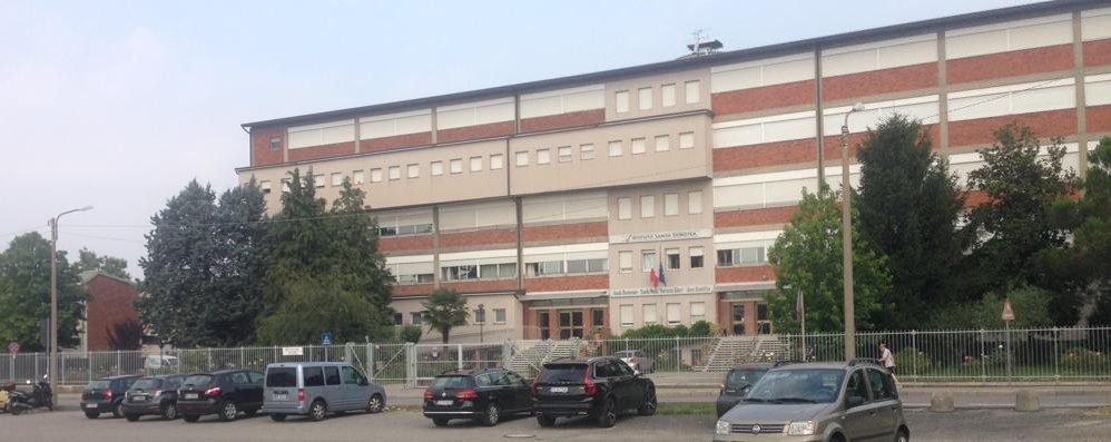 Il parcheggio davanti alla scuola di Arcore dove è successo tutto