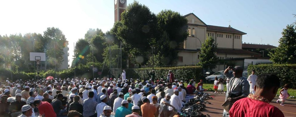 Monza, i cittadini del Bangladesh ruiniti in preghiera