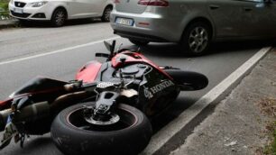 L’Honda riversa sull’asfalto dopo l’incidente