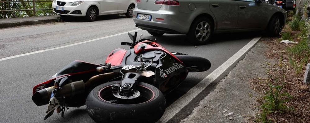 L’Honda riversa sull’asfalto dopo l’incidente