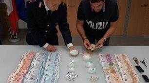 Il materiale sequestrato dagli agenti della Polfer di Milano