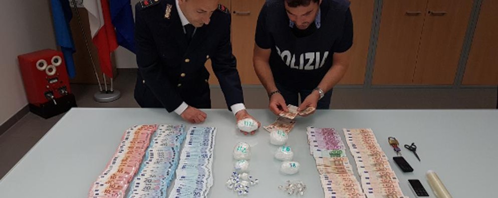 Il materiale sequestrato dagli agenti della Polfer di Milano