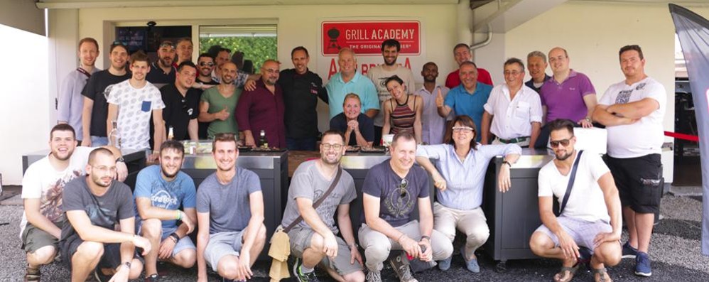 Concorezzo, foto di gruppo al  corso di barbecue con Jim  Johnson