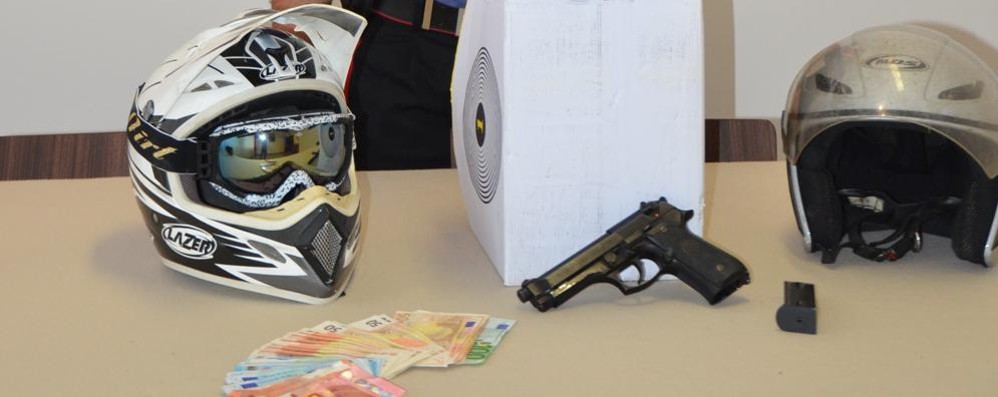 Giussano, caschi e pistola calibro 7,62 in uso al rapinatore - foto Marzorati