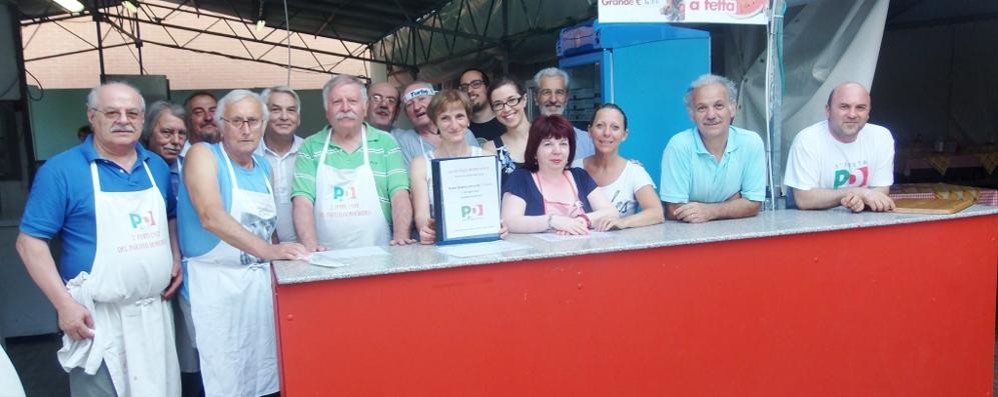 I volontari alla festa del Pd a Lentate sul Seveso - foto Marzorati