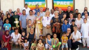 Foto di gruppo con alcuni degli intervenuti alla festa