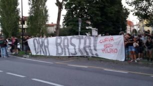 La protesta dei tifosi del Milan davanti a villa San Martino