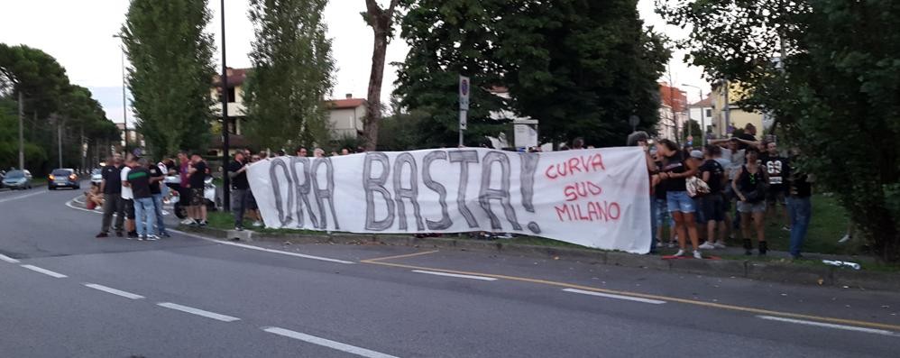 La protesta dei tifosi del Milan davanti a villa San Martino