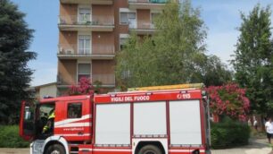 I vigili del fuoco davanti al condominio di Nova