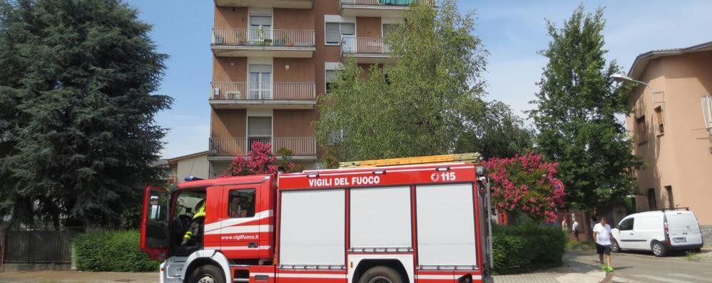 I vigili del fuoco davanti al condominio di Nova