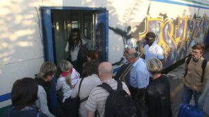 I pendolari salgano sui treni in partenza da Desio