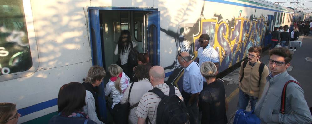 I pendolari salgano sui treni in partenza da Desio