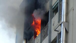 Le foto dell’incendio in via Bolivia a Paderno Dugnano