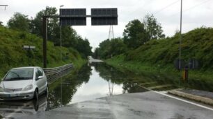Un lago lungo la Sp 177 tra Arcore e Usmate, chiusa al traffico