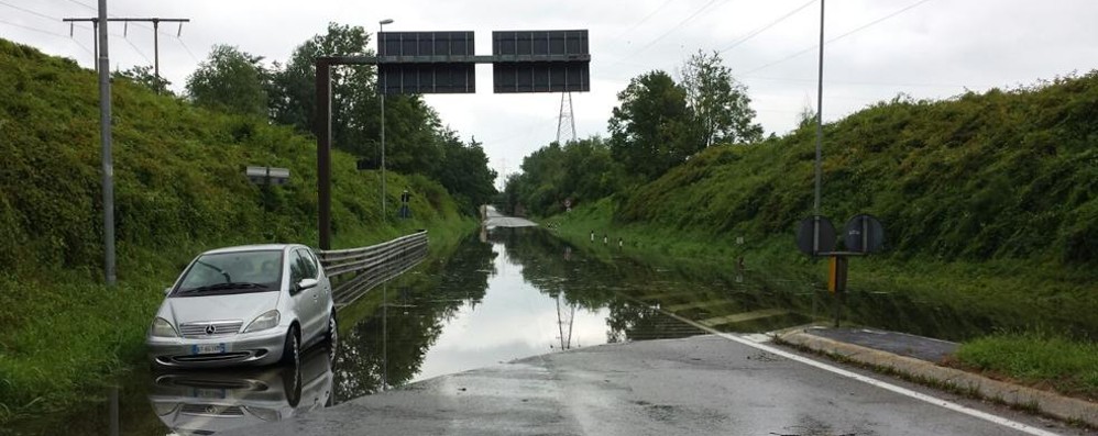 Un lago lungo la Sp 177 tra Arcore e Usmate, chiusa al traffico