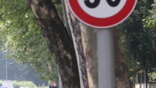 Monza e l’autovelox in viale Battisti:  ecco il cartello che ricorda il limite di velocità