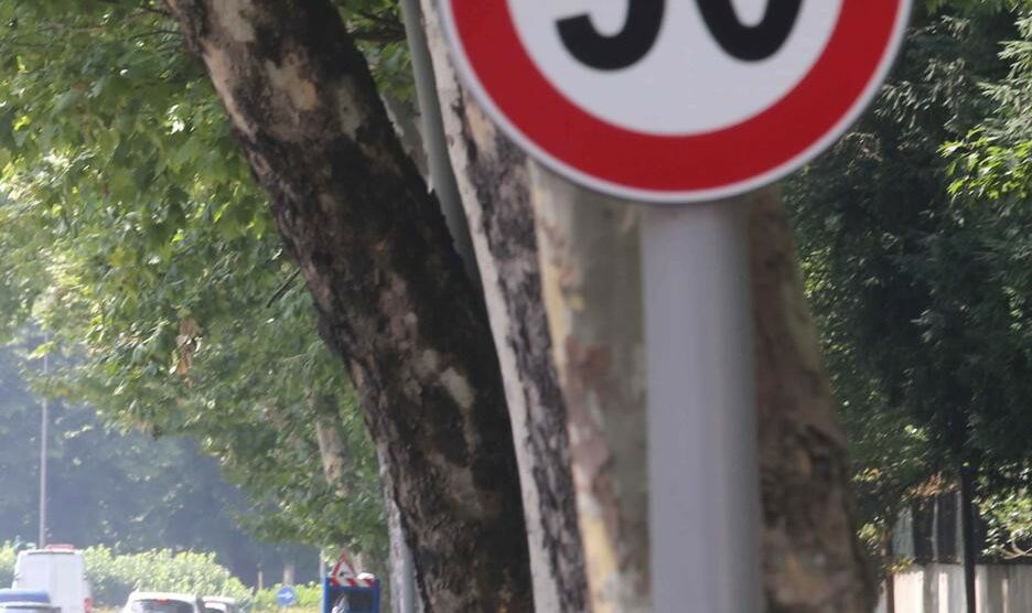 Monza e l’autovelox in viale Battisti:  ecco il cartello che ricorda il limite di velocità