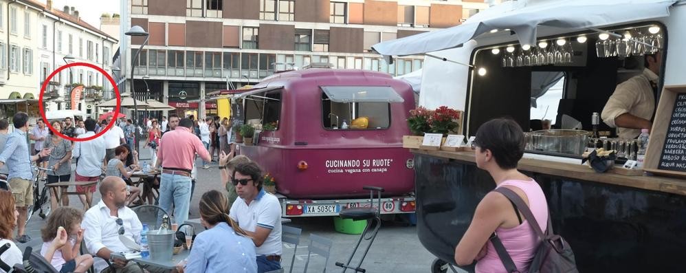 Nel tondo una delle vele in centro a Monza durante il weekend