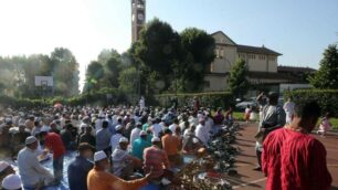 Monza, la comunità del Bangladesh prega dopo l’attentato di Dacca