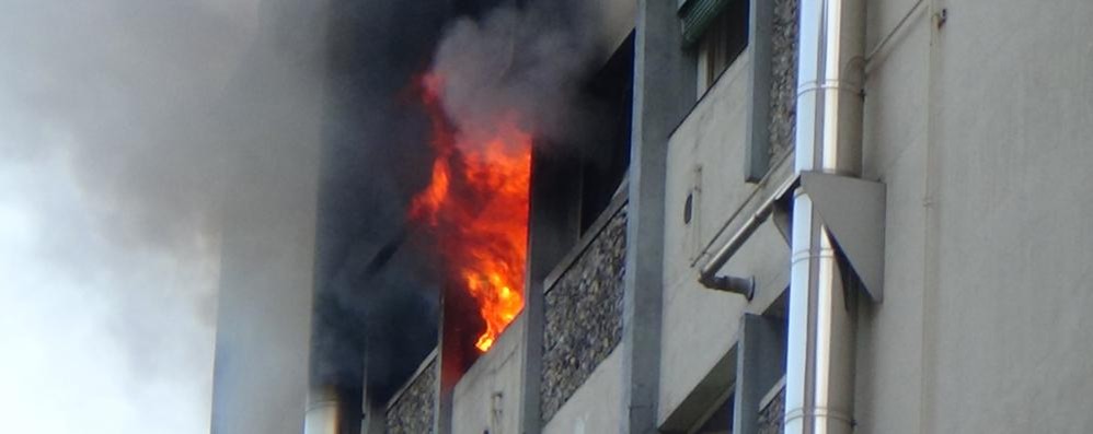 Paderno Dugnano, l’incendio in via Bolivia - foto Mastantuono