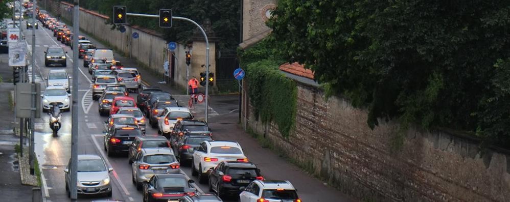 Una recente coda a Villasanta per la chiusura di viale Cavriga causa maltempo