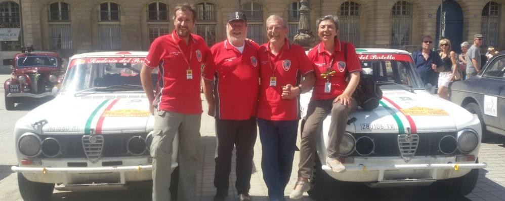 Pechino-Parigi 2016, foto di gruppo per auto e equipaggi: Alessandro Morteo e Marco Cajani, Roberto Chiodi e Maria Rita degli Esposti - foto Portello